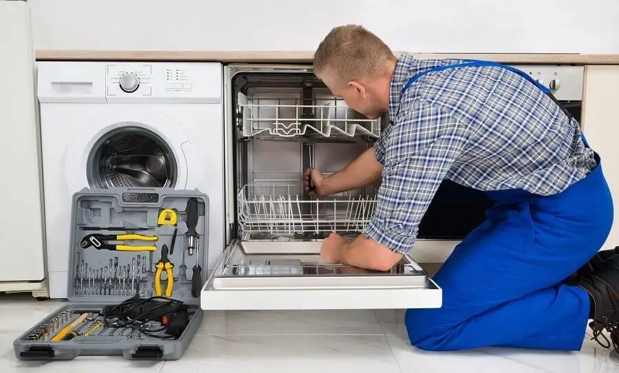Buca Dominox servisi teknisyen ekibi beyaz eşya tamiri yaparken
